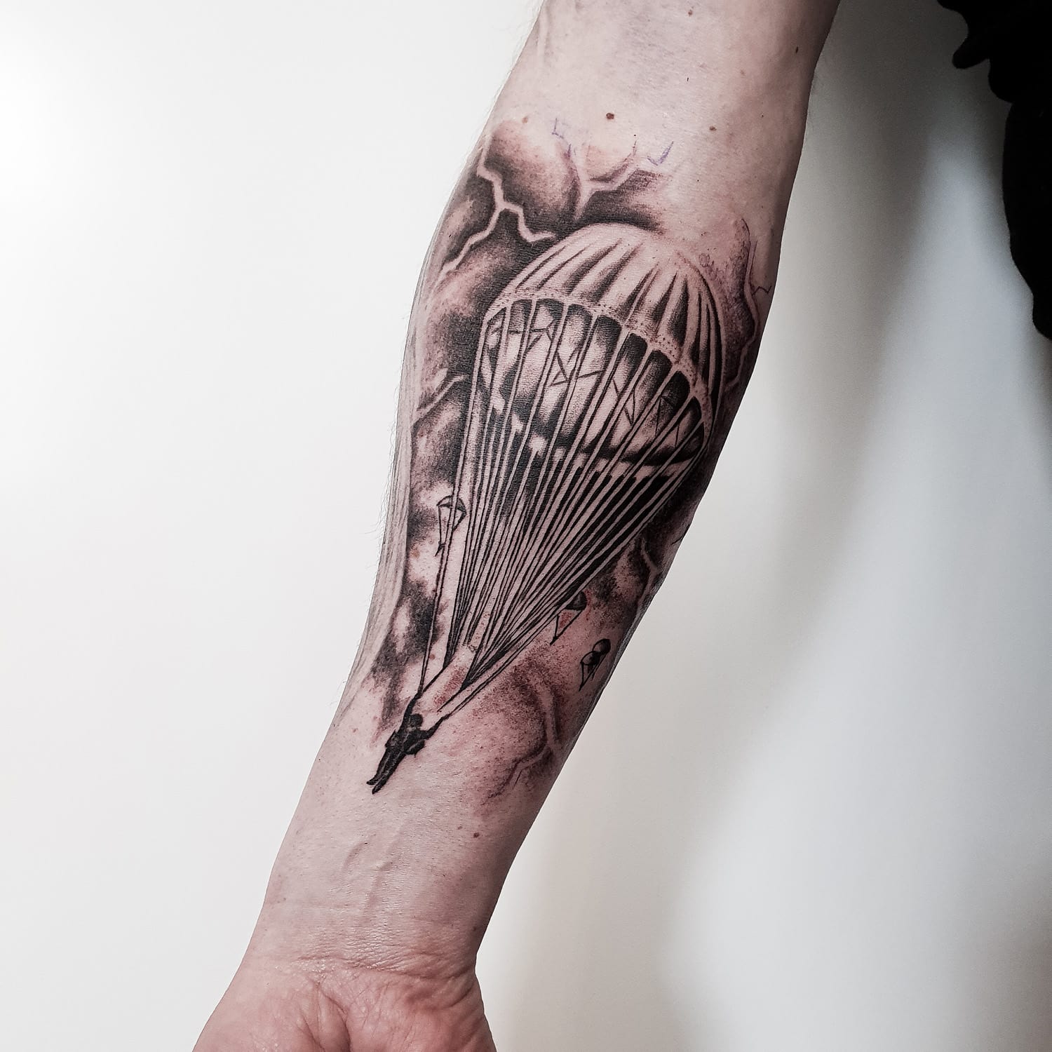 Fallschirm • 150 Stiche Tattoos